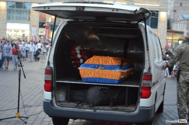 Тисячі людей у центрі Луцька зустріли загиблого Героя. ФОТО
