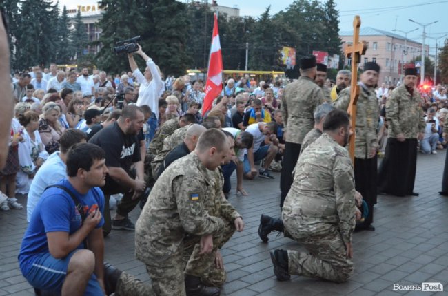 Тисячі людей у центрі Луцька зустріли загиблого Героя. ФОТО