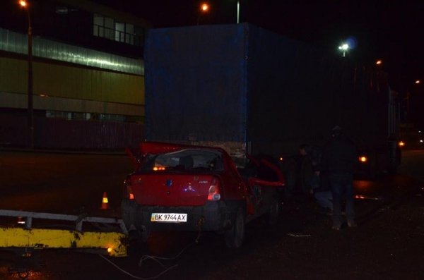 Аварія на луцькій дорозі: легковик «влетів» під вантажівку. ФОТО 