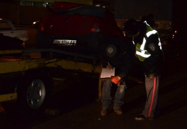 Аварія на луцькій дорозі: легковик «влетів» під вантажівку. ФОТО 