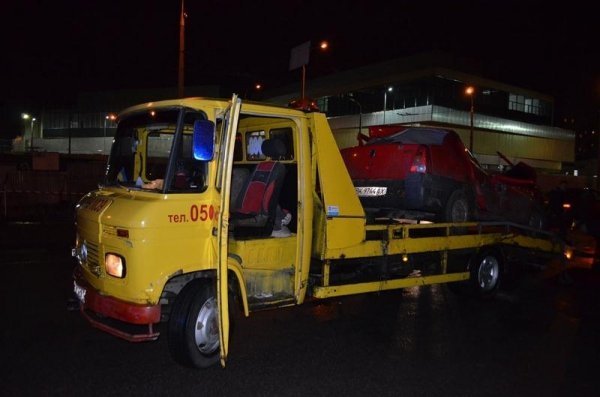 Аварія на луцькій дорозі: легковик «влетів» під вантажівку. ФОТО 