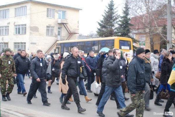 Луцьк сумує: хода до могили Героя Майдану. ФОТО