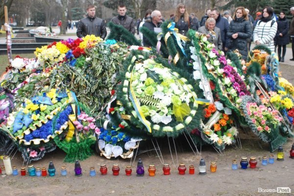 Луцьк сумує: хода до могили Героя Майдану. ФОТО
