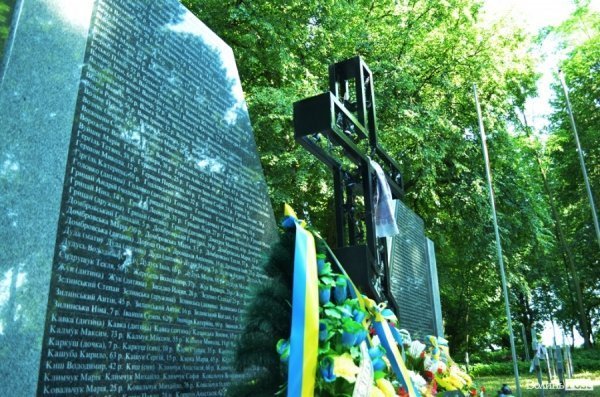 У Польщі молилися на могилах вбитих українців. ФОТО 