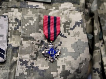 Поранений воїн із Волині отримав нагороду від Залужного
