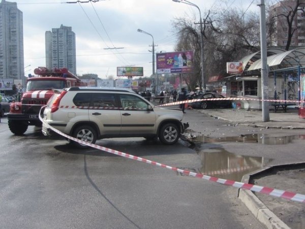 У Дніпропетровську авто влетіло в зупинку, серед загиблих ‒ дитина. ФОТО. ВІДЕО