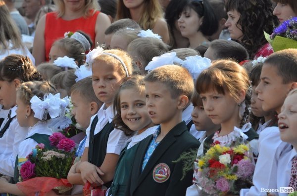 Депутати Луцькради вручили подарунки школярам, які вчились на відмінно. ФОТО