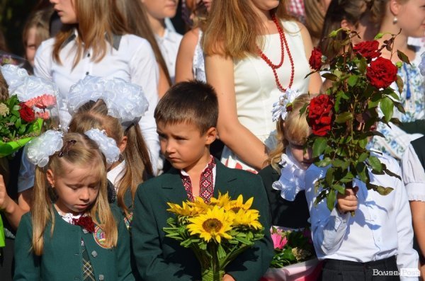 Депутати Луцькради вручили подарунки школярам, які вчились на відмінно. ФОТО