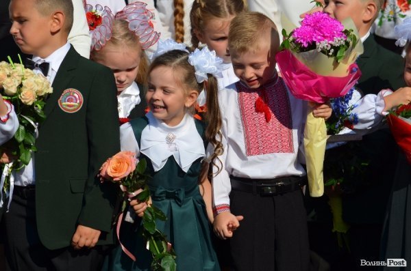 Депутати Луцькради вручили подарунки школярам, які вчились на відмінно. ФОТО