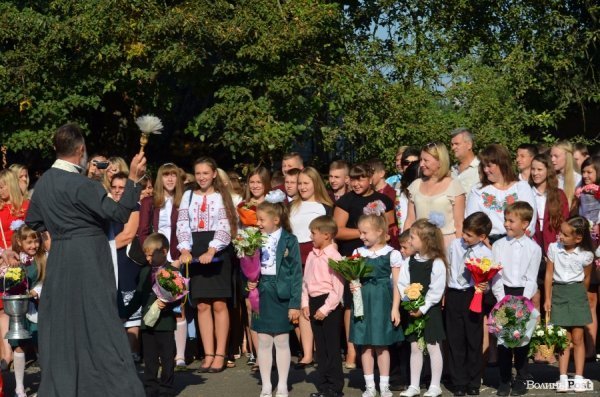 Депутати Луцькради вручили подарунки школярам, які вчились на відмінно. ФОТО