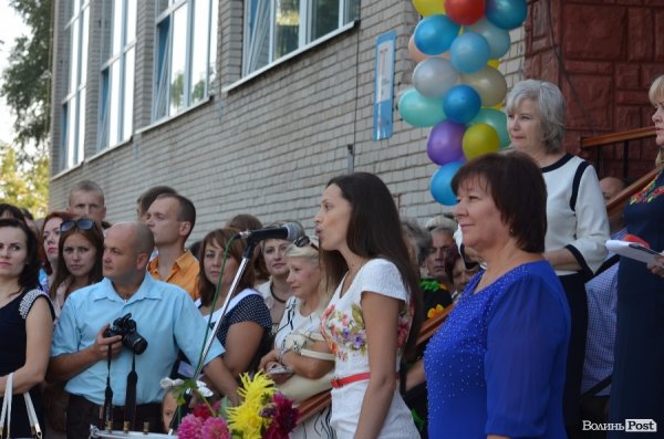 Депутати Луцькради вручили подарунки школярам, які вчились на відмінно. ФОТО