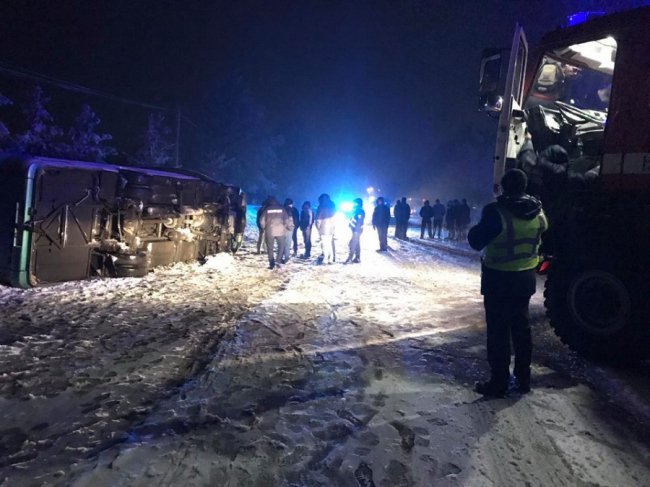 На автодорозі Чернівці-Косів перекинувся пасажирський автобус. ФОТО