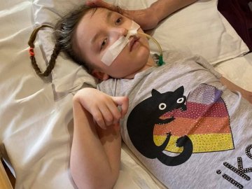 Маленька волинянка, яка потрапила в ДТП, потребує коштів на лікування