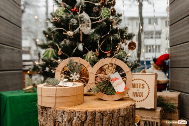Час небанальних і красивих подарунків: де у Луцьку купити набори із корисних смаколиків*