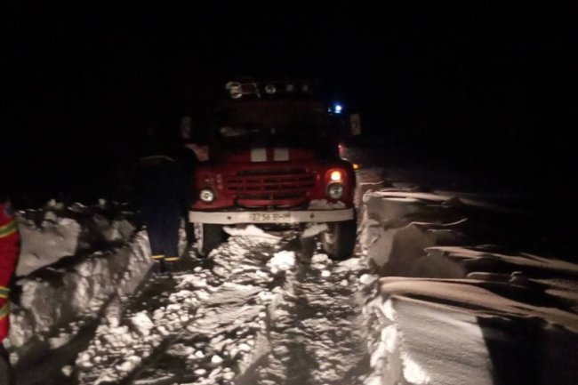 На Волині зі снігових заметів рятувальники звільнили «швидку», 2 автобуси, 3 легковики та 8 вантажівок