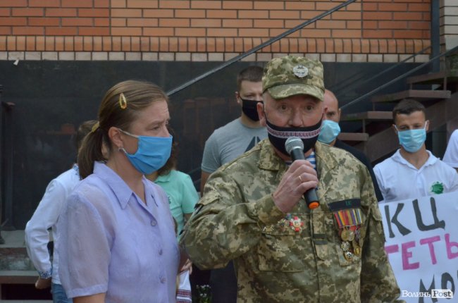 Бандероль із язиком корови для Медведчука: у Луцьку активісти влаштували мітинг на захист мови 