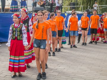 Учасники міжнародного фесту вчили лучан танцювати. ФОТО