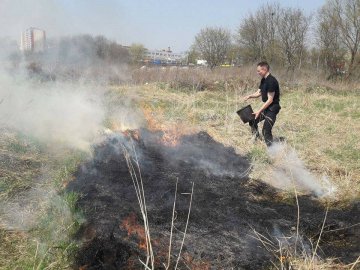 На березі Стиру горіла суха трава. ФОТО