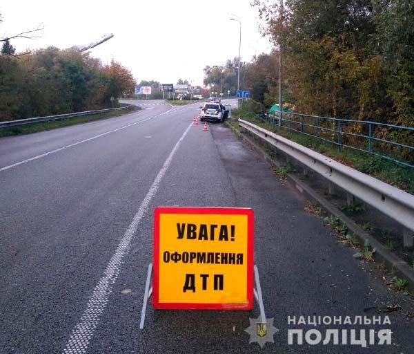 На трасі «Київ-Чоп» бензовоз злетів у кювет. ФОТО