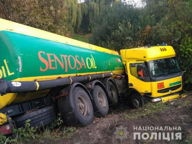 На трасі «Київ-Чоп» бензовоз злетів у кювет. ФОТО