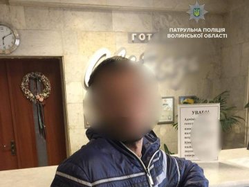 Спіймали на гарячому: у Луцьку затримали чоловіка, який обкрадав автівки. ФОТО