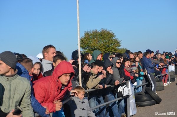 Під Луцьком відбувся чемпіонат з дрег-рейсингу. ФОТО