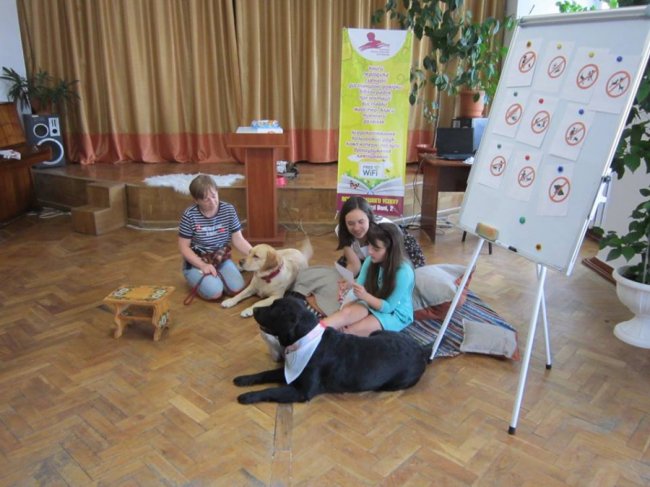 У Луцьку діти читали собакам книжки. ФОТО