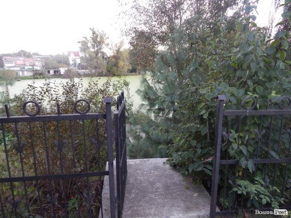 У Луцьку - конфлікт через дитячий майданчик. ФОТО