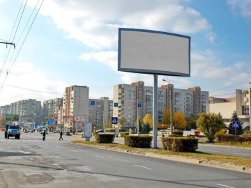 На луцьких вулицях значно поменшає реклами