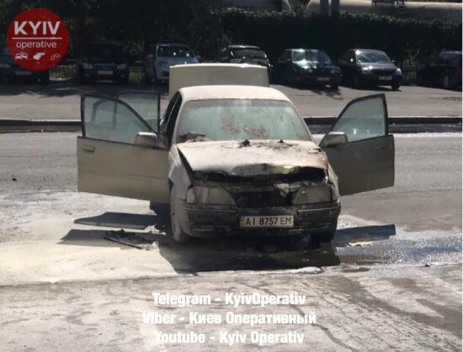У Києві під час руху загорівся Opel з водієм усередині. ФОТО
