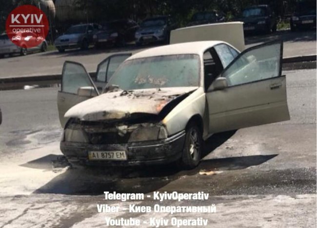 У Києві під час руху загорівся Opel з водієм усередині. ФОТО