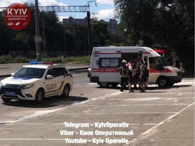 У Києві під час руху загорівся Opel з водієм усередині. ФОТО