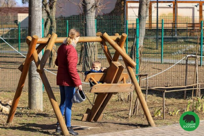 Квіти, усмішки і діти: як минуло 8 березня у Луцькому зоопарку. ФОТО
