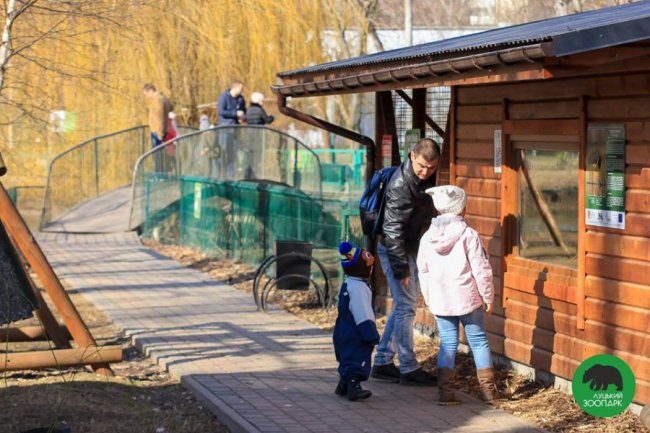 Квіти, усмішки і діти: як минуло 8 березня у Луцькому зоопарку. ФОТО