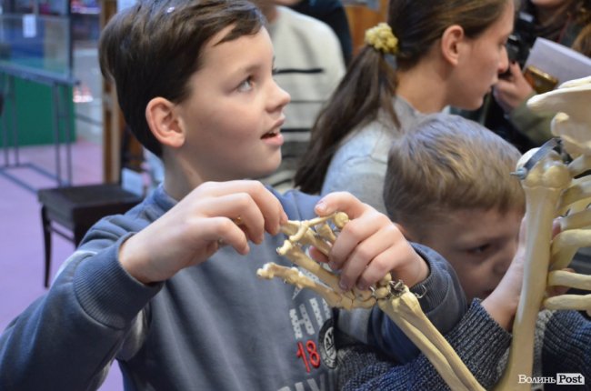 Заступник голови Волинської ОДА показав дива науки і техніки особливим діткам. ФОТО