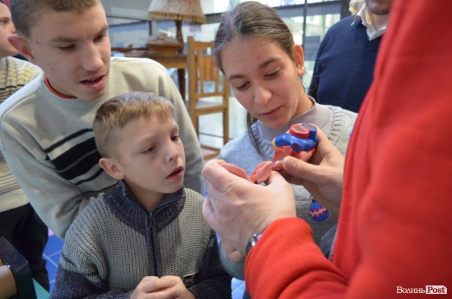 Заступник голови Волинської ОДА показав дива науки і техніки особливим діткам. ФОТО