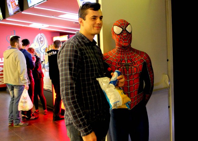 На допрем'єрі «Месників» у ПортCity глядачів зустрічав справжній Спайдермен. ФОТО*