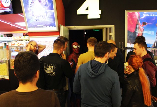 На допрем'єрі «Месників» у ПортCity глядачів зустрічав справжній Спайдермен. ФОТО*
