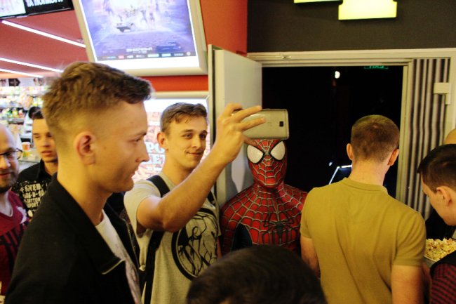 На допрем'єрі «Месників» у ПортCity глядачів зустрічав справжній Спайдермен. ФОТО*