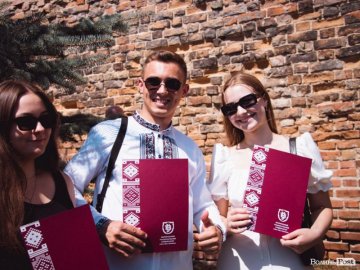 У Луцькому замку понад 1400 випускників ВНУ отримали дипломи. ФОТО