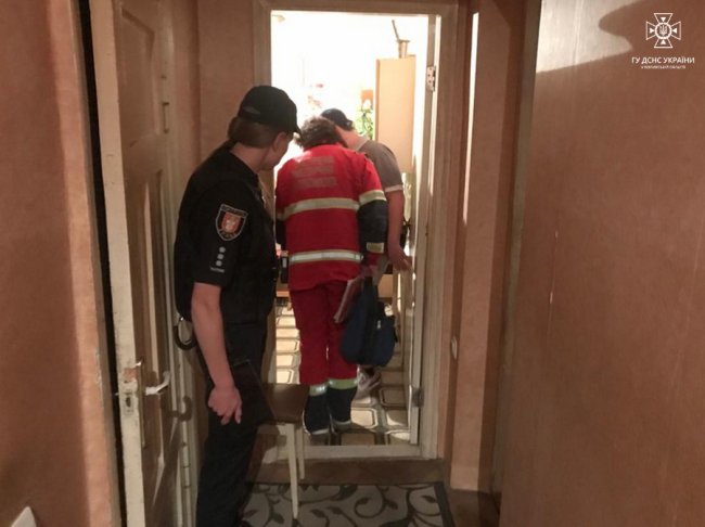 Люди потребували негайної допомоги: у Луцьку рятувальники допомогли медикам потрапити до зачинених помешкань