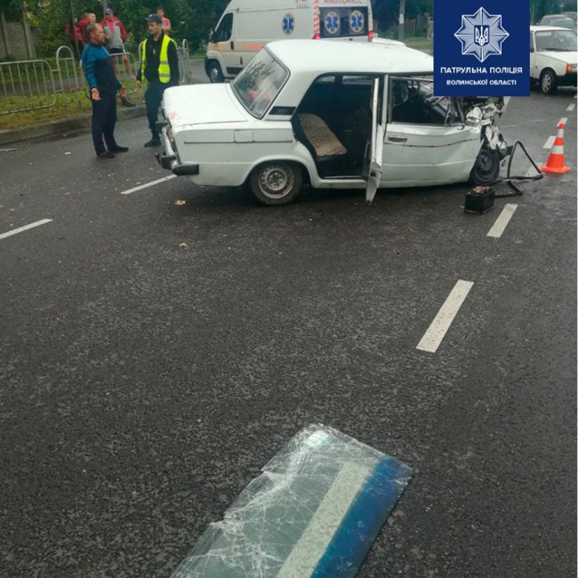 У Луцьку на перехресті зіткнулись ВАЗ і автобус: постраждало троє людей. ФОТО