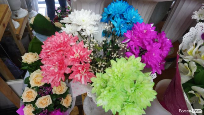 «Квітковий бум» на перший дзвоник: ціни в Луцьку. ФОТО