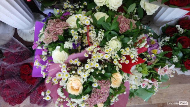 «Квітковий бум» на перший дзвоник: ціни в Луцьку. ФОТО