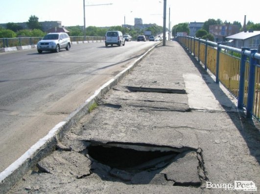 На мості у Луцьку – метрові дірки