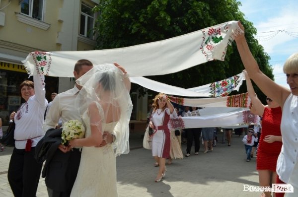 Під час ходи пам’яті жертв політичних репресій молодята фотографуються під вишитими рушниками 