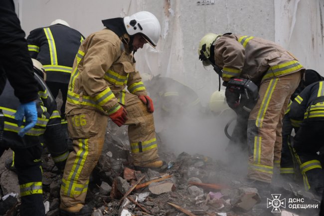 Кількість загиблих від удару по 9-поверхівці в Одесі зросла до 5