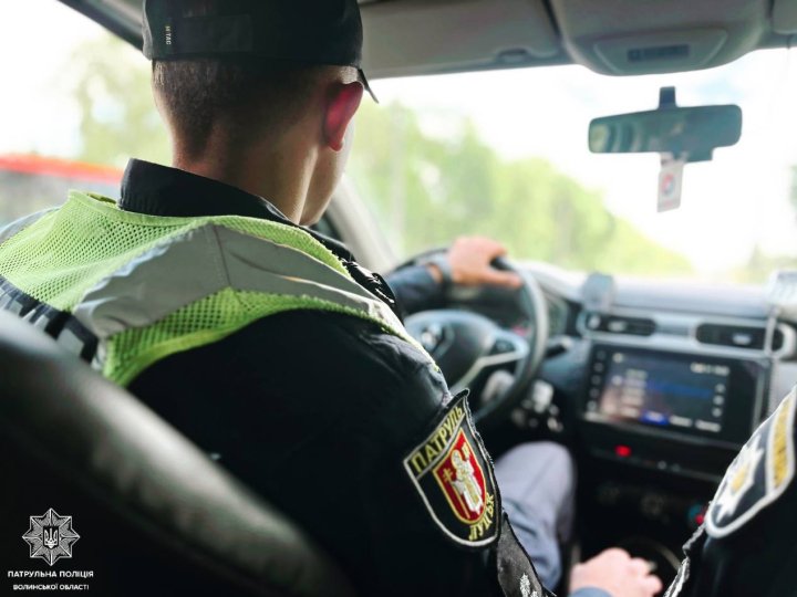 У Луцьку у пішохода, який порушив правила дорожнього руху, виявили загублений чужий гаманець