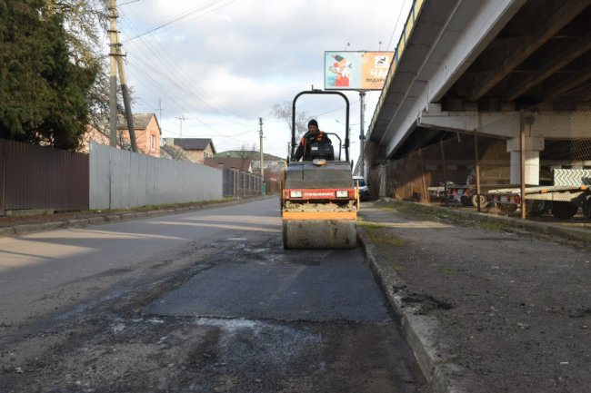 У Луцьку латають ямки на дорогах. ФОТО