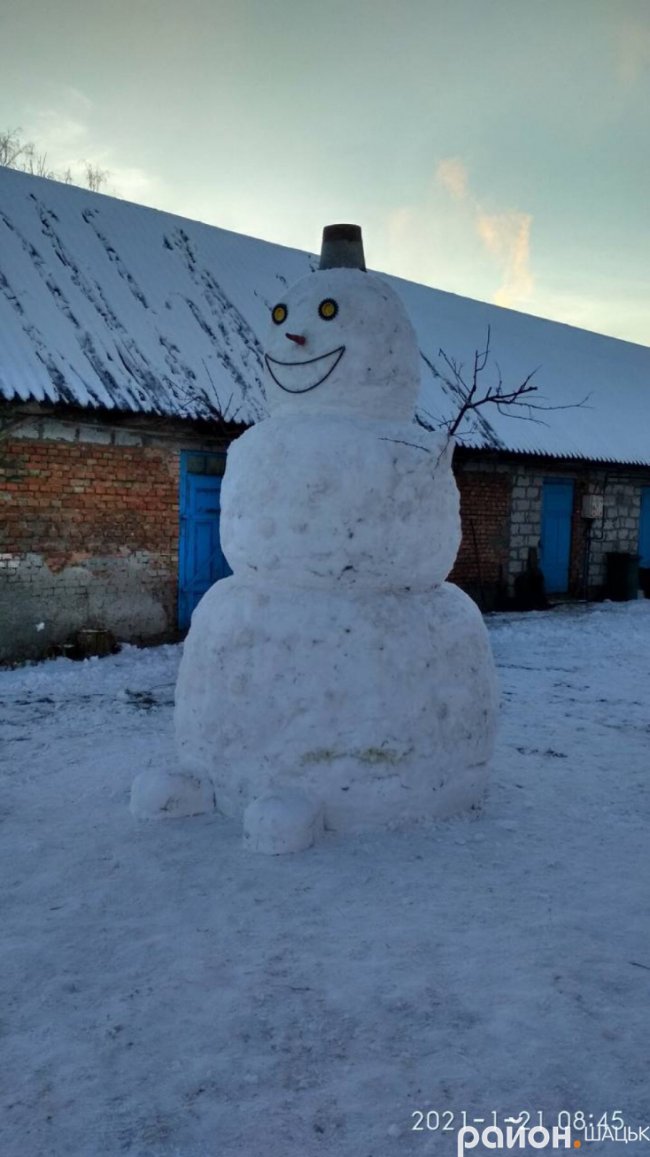 Сім'я з Волині зліпила гігантського сніговика. ФОТО